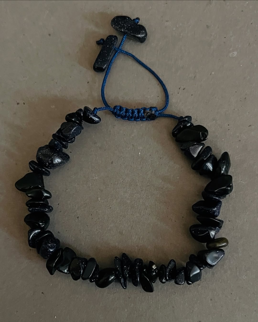 دستبند سنگ نامنظم دلربا سرمه ای