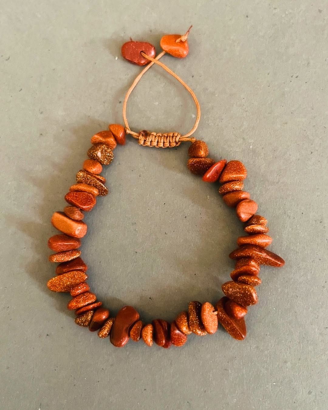 دستبند سنگ نامنظم دلربا قهوه ای